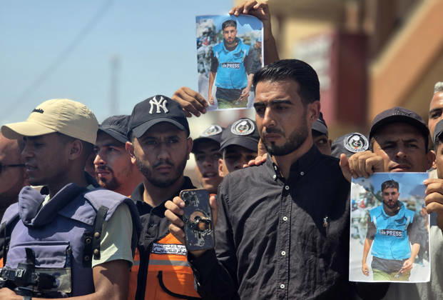 Palestinians Mark Anniversary of Deadly Strike at Nasser Medical Complex Palestinians, including journalists, take part in a gathering at Nasser Medical Complex in Khan Younis, in the southern Gaza Strip, on August 25, 2026, marking the first anniversary of an Israeli shelling that killed 22 Palestinians, including five journalists. Participants hold placards calling for an end to Israeli attacks and for international protection for journalists, ambulance crews, doctors and Civil Defense teams. Photo by Tariq Mohammad APA Images Khan Yunis Gaza Strip Palestinian Territory 250826_Khan_Yunis_TM_02(19) Copyright: xapaimagesxTariqxMohammad xapaimagesx