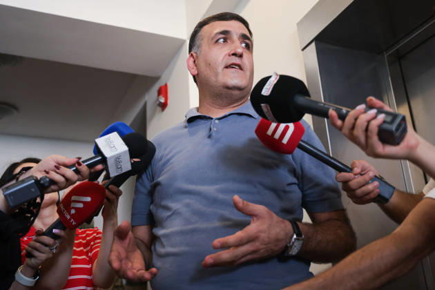 ARMENIA, YEREVAN - AUGUST 25, 2026: Candidate for the Armenia Alliance Narek Mantashyan talks to journalists outside an apartment of Levon Kocharyan, a member of the Armenia faction (Alliance Armenia) in the National Assembly of Armenia and son of former Armenian President Robert Kocharyan (1998-2008). The Armenian Anti-Corruption Committee accuses Robert Kocharyan of using his official position to acquire property at a price below its market value Yerevan Armenia  - ZUMAt113 20260825_zaa_t113_016 Copyright: xAlexanderxPatrinx