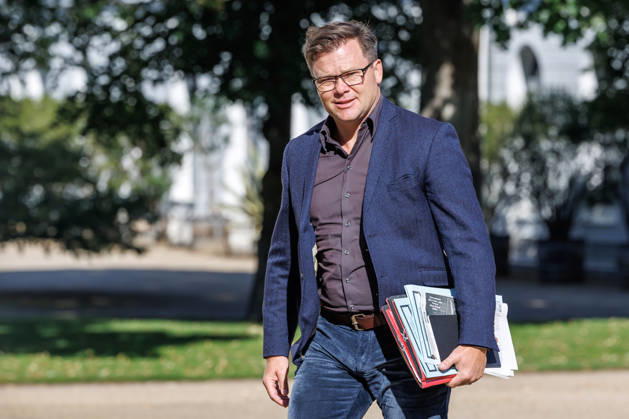 Kabinettsklausur Carsten Schneider (SPD), Minister fuer Umwelt, Klimaschutz, Naturschutz und nukleare Sicherheit, bei einer Kabinettsklausur am 25.08.26 in der Schloss Neuhardenberg in Brandenburg. Brandenburg Deutschland Schloss Neuhardenberg