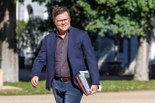 Kabinettsklausur Carsten Schneider (SPD), Minister fuer Umwelt, Klimaschutz, Naturschutz und nukleare Sicherheit, bei einer Kabinettsklausur am 25.08.26 in der Schloss Neuhardenberg in Brandenburg. Brandenburg Deutschland Schloss Neuhardenberg