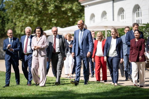 Bundeskanzler Friedrich Merz mit seinen Kabinettsmitgliedern im Garten von Schloss Neuhardenberg;Kabinettsklausur der Deutschen Bundesregierung auf Schloss Neuhardenberg, Märkisch-Oderland Brandenburg Deutschland Schloss Neuhardenberg