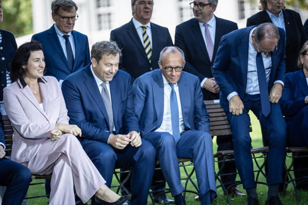 Gruppenfoto mit Bundeskanzler Friedrich Merz (rechts) und Vize-Kanzler Lars Klingbeil (links);Kabinettsklausur der Deutschen Bundesregierung auf Schloss Neuhardenberg, Märkisch-Oderland Brandenburg Deutschland Schloss Neuhardenberg