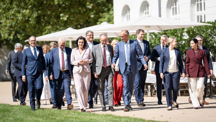 Bundeskanzler Friedrich Merz mit seinen Kabinettsmitgliedern im Garten von Schloss Neuhardenberg;Kabinettsklausur der Deutschen Bundesregierung auf Schloss Neuhardenberg, Märkisch-Oderland Brandenburg Deutschland Schloss Neuhardenberg