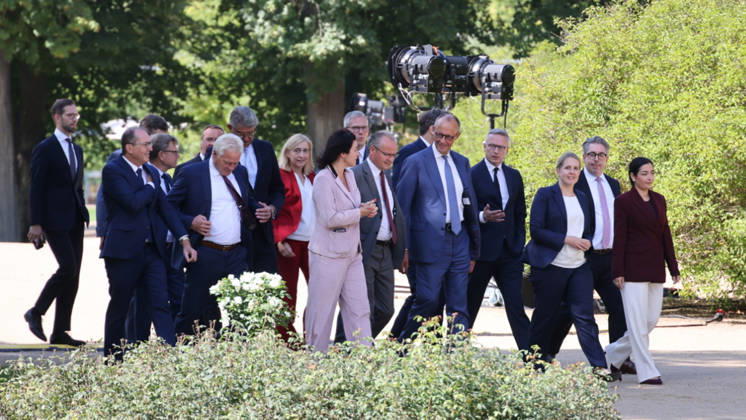Bundeskabinett Klausur Neuhardenberg 25.08.2026, Germany, Bradenburg, Schloss Neuhardenberg, Neuhardenberg, Bundesregierung, Kabinettsklausur auf Schloss Neuhardenberg mit Bundeskanzler Friedrich Merz, hier Gruppenbild mit Merz, Alexander Dobrindt und Vizekanzler Lars Klingbeil, sowie Kabinettsmitgliedern, Neuhardenberg Brandenburg Germany