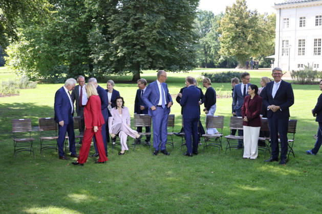 Bundeskabinett Klausur Neuhardenberg 25.08.2026, Germany, Bradenburg, Schloss Neuhardenberg, Neuhardenberg, Bundesregierung, Kabinettsklausur auf Schloss Neuhardenberg mit Bundeskanzler Friedrich Merz, hier Gruppenbild mit Merz, Alexander Dobrindt und Vizekanzler Lars Klingbeil, sowie Kabinettsmitgliedern, Neuhardenberg Brandenburg Germany