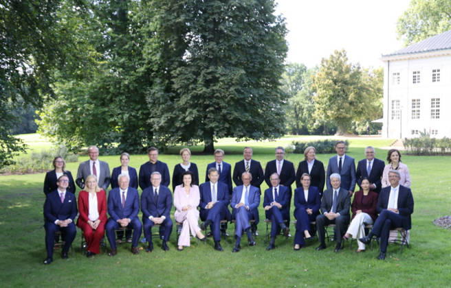 Bundeskabinett Klausur Neuhardenberg 25.08.2026, Germany, Bradenburg, Schloss Neuhardenberg, Neuhardenberg, Bundesregierung, Kabinettsklausur auf Schloss Neuhardenberg mit Bundeskanzler Friedrich Merz, hier Gruppenbild mit Merz, Alexander Dobrindt und Vizekanzler Lars Klingbeil, sowie Kabinettsmitgliedern, Neuhardenberg Brandenburg Germany