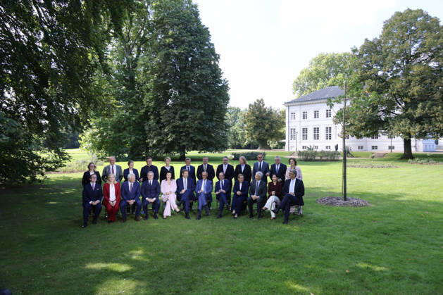 Bundeskabinett Klausur Neuhardenberg 25.08.2026, Germany, Bradenburg, Schloss Neuhardenberg, Neuhardenberg, Bundesregierung, Kabinettsklausur auf Schloss Neuhardenberg mit Bundeskanzler Friedrich Merz, hier Gruppenbild mit Merz, Alexander Dobrindt und Vizekanzler Lars Klingbeil, sowie Kabinettsmitgliedern, Neuhardenberg Brandenburg Germany