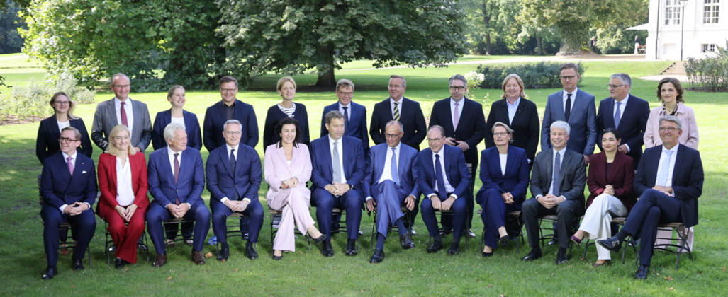 Bundeskabinett Klausur Neuhardenberg 25.08.2026, Germany, Bradenburg, Schloss Neuhardenberg, Neuhardenberg, Bundesregierung, Kabinettsklausur auf Schloss Neuhardenberg mit Bundeskanzler Friedrich Merz, hier Gruppenbild mit Merz, Alexander Dobrindt und Vizekanzler Lars Klingbeil, sowie Kabinettsmitgliedern, Neuhardenberg Brandenburg Germany