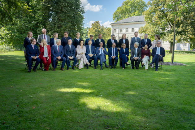 Schloss Neuhardenberg, Familienfoto Schloss Neuhardenberg, Kabinettssitzung, Bundesregierung, Bundeskanzler, Friedrich Merz Carsten Linnemann, Bundesgesundheitsminister Steffen Bilger, Bundesverkehrsminister Kanzleramtsministerin, Nina Warken Alexander Dobrindt, Bundesinnenminister Katherina Reiche, Bundeswirtschaftsministerin Johann Wadephul, Bundesaußenminister Bundesverteidigungsminister, Boris Pistorius Lars Klingbeil, Bundesfinanzminister, Vizekanzler Bärbel Bas, Bundesministerin, Arbeit, Soziales Stefanie Hubig, Bundesministerin, Justiz, Verbraucherschutz Verena Hubertz, Bundesministerin, Wohnen, Bauwesen Reem Alabali-Radovan, Bundesministerin Carsten Schneider, Umwelt, Klimaschutz Karsten Wildberger, Bundesminis