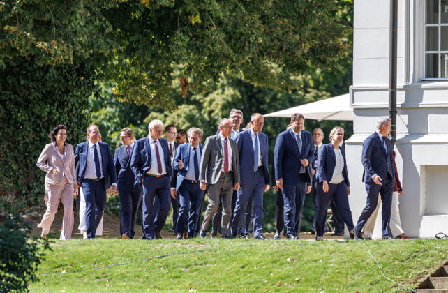 Kabinettsklausur im Schloss Neuhardenberg Gang zum Gruppenbild der Bundesregierung bei einer Kabinettsklausur am 25.08.26 im Schloss Neuhardenberg in Brandenburg. Brandenburg Deutschland Schloss Neuhardenberg