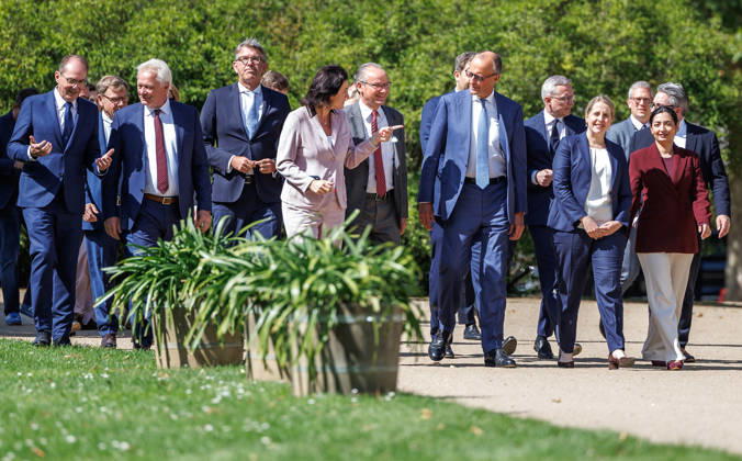 Kabinettsklausur im Schloss Neuhardenberg Gang zum Gruppenbild der Bundesregierung bei einer Kabinettsklausur am 25.08.26 im Schloss Neuhardenberg in Brandenburg. Brandenburg Deutschland Schloss Neuhardenberg