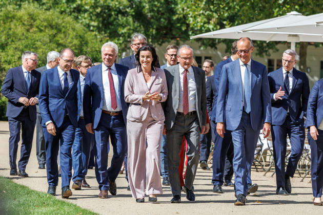 Kabinettsklausur im Schloss Neuhardenberg Gang zum Gruppenbild der Bundesregierung bei einer Kabinettsklausur am 25.08.26 im Schloss Neuhardenberg in Brandenburg. Brandenburg Deutschland Schloss Neuhardenberg