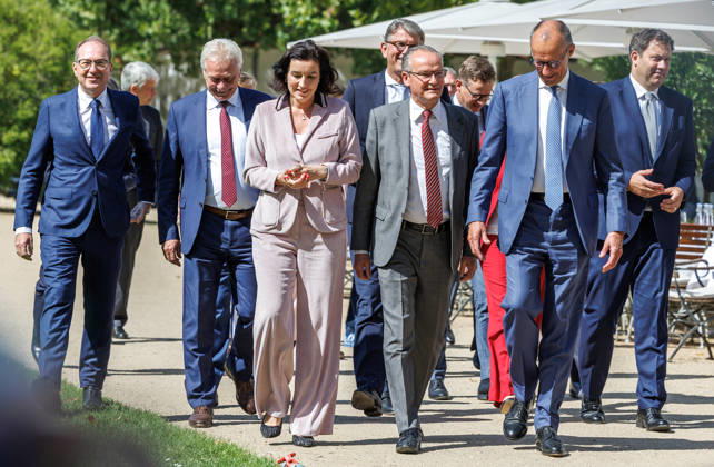 Kabinettsklausur im Schloss Neuhardenberg Gang zum Gruppenbild der Bundesregierung bei einer Kabinettsklausur am 25.08.26 im Schloss Neuhardenberg in Brandenburg. Brandenburg Deutschland Schloss Neuhardenberg