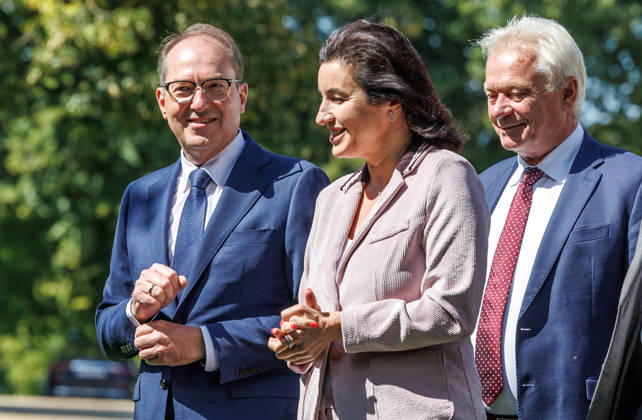 Kabinettsklausur im Schloss Neuhardenberg Gang zum Gruppenbild der Bundesregierung bei einer Kabinettsklausur am 25.08.26 im Schloss Neuhardenberg in Brandenburg. Brandenburg Deutschland Schloss Neuhardenberg
