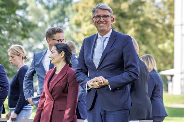 Kabinettsklausur im Schloss Neuhardenberg Gang zum Gruppenbild der Bundesregierung bei einer Kabinettsklausur am 25.08.26 im Schloss Neuhardenberg in Brandenburg. Brandenburg Deutschland Schloss Neuhardenberg