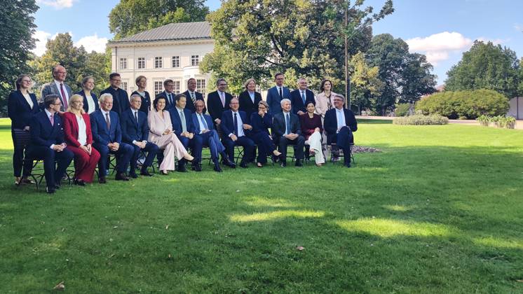 Neuhardenberg, Brandenburg, Deutschland, 25.08.2026: Schloss Neuhardenberg: Kabinettsklausur: Bundeskanzler Friedrich Merz (CDU) mit seinen Ministern bei einem Gruppenfoto im Schlosspark. L-R u.a. Bundesminister für Landwirtschaft, Ernährung und Heimat Alois Rainer (CSU), Philipp Amthor (CDU), Kanzleramtsministerin Nina Warken (CDU), Bundesminister der Finanzen Lars Klingbeil (SPD), Bundesministerin für Forschung, Technologie und Raumfahrt Dorothee Bär (CSU), Bundesministerin für wirtschaftliche Zusammenarbeit und Entwicklung Reem Alabali Radovan (SPD) Copyright: xdtsxNachrichtenagenturx dts_130930