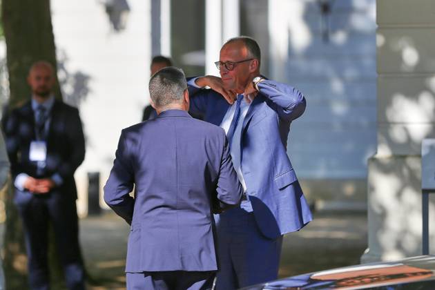 Neuhardenberg, Brandenburg, Deutschland, 25.08.2026: Schloss Neuhardenberg: Kabinettsklausur: Bundeskanzler Friedrich Merz (CDU) spricht bei der Ankunft mit seinem Regierungssprecher Stefan Kornelius (links neben ihm mit dem Rücken zur Kamera) Copyright: xdtsxNachrichtenagenturx dts_130931