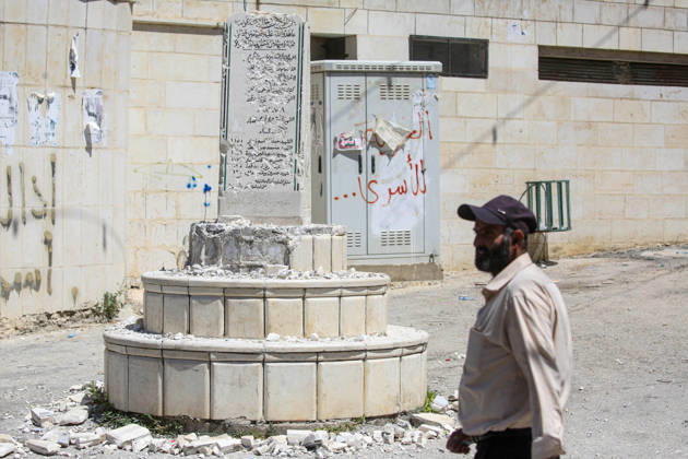 News Bilder des Tages Far-right Israeli lawmaker smashes Palestinian memorial in West Bank NABLUS, WEST BANK, PALESTINE - AUGUST 25: Palestinians inspect the damage to a Palestinian memorial, which was smashed with a sledgehammer by far-right Israeli lawmaker Zvi Sukkot and those accompanying him, who entered the village of Madama near Nablus in the northern West Bank under the protection of Israeli soldiers, on August 25, 2026. Far-right lawmaker Sukkot and those accompanying him raided the village of Madama in Nablus in the early morning under the protection of Israeli soldiers. Far-right Israeli lawmaker Zvi Sukkot along with three people accompanying him, smashed the memorial with sledgehammers and also recorded the others attacking the memorial with his pho  Copyright: x2026xAnadoluxNedalxEshtayahx