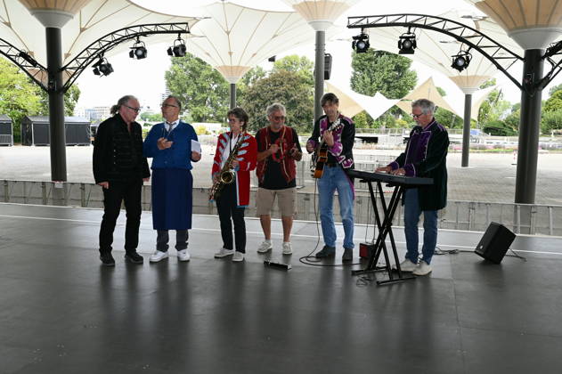 Die Band Köbes Underground, eine Musikgruppe im Kölner Karneval und Hausband der alternativen Kölner Karnevalsveranstaltung Stunksitzung, posiert auf der Bühne bei der PK zum Auftritt der Band am 04.09.2026 im Kölner Tanzbrunnen.