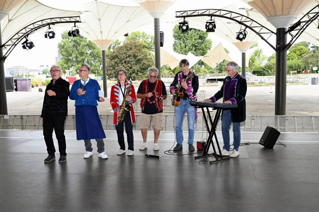 Die Band Köbes Underground, eine Musikgruppe im Kölner Karneval und Hausband der alternativen Kölner Karnevalsveranstaltung Stunksitzung, posiert auf der Bühne bei der PK zum Auftritt der Band am 04.09.2026 im Kölner Tanzbrunnen.