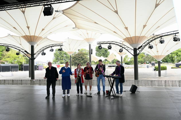 Die Band Köbes Underground, eine Musikgruppe im Kölner Karneval und Hausband der alternativen Kölner Karnevalsveranstaltung Stunksitzung, posiert auf der Bühne bei der PK zum Auftritt der Band am 04.09.2026 im Kölner Tanzbrunnen.