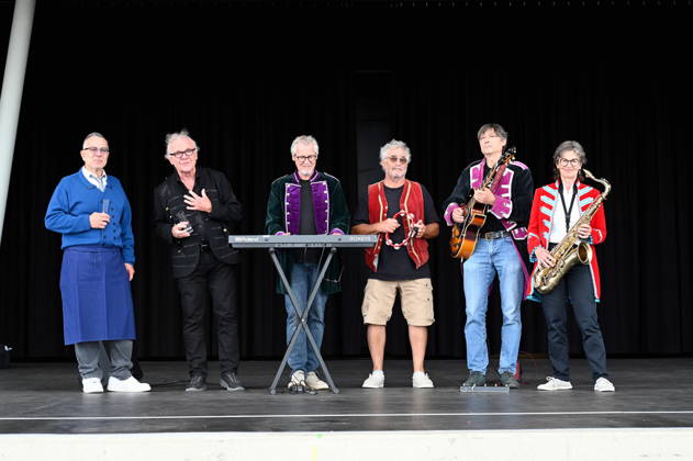 Die Band Köbes Underground, eine Musikgruppe im Kölner Karneval und Hausband der alternativen Kölner Karnevalsveranstaltung Stunksitzung, posiert auf der Bühne bei der PK zum Auftritt der Band am 04.09.2026 im Kölner Tanzbrunnen.