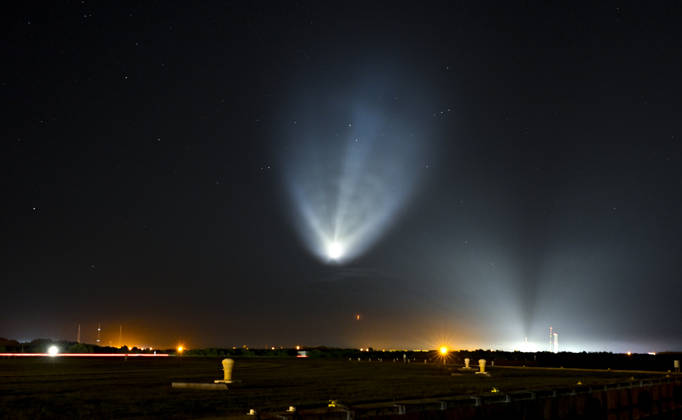 A SpaceX Falcon 9 rocket creates an exhaust plume during the pre-dawn hours as it launches an additional 29 Starlink satellites on mission 10-49 at 5:33 AM from Launch Complex 40 at the Cape Canaveral Space Force Station, Florida on Tuesday August 25, 2026.  CCP20260825004 JOExMARINO