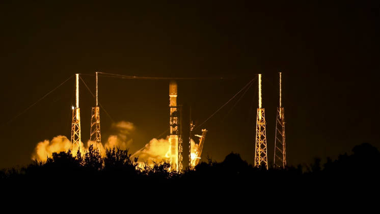 August 25, 2026, Merritt Island, Florida, USA: A SpaceX Falcon 9 rocket carrying 29 Starlink satellites, lifts off from Space Launch Complex-40 at Cape Canaveral Space Force Station, Florida, at 5:33 a.m. EDT on Aug. 25, 2026. Merritt Island USA - ZUMAb267 20260825_znp_b267_003 Copyright: xCharlesxBriggsx