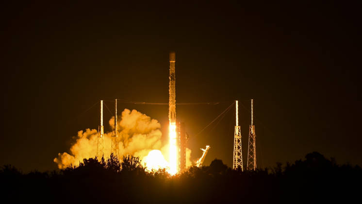 August 25, 2026, Merritt Island, Florida, USA: A SpaceX Falcon 9 rocket carrying 29 Starlink satellites, lifts off from Space Launch Complex-40 at Cape Canaveral Space Force Station, Florida, at 5:33 a.m. EDT on Aug. 25, 2026. Merritt Island USA  - ZUMAb267 20260825_znp_b267_004 Copyright: xCharlesxBriggsx