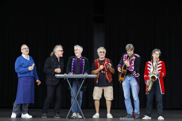 Die Kölner Musik-Comedy Band Köbes Underground mit Sänger Ecki Pieper (2.v.l.), eine bekannte Musikgruppe im Kölner Karneval und Hausband der alternativen Kölner Karnevalsveranstaltung Stunksitzung , posiert auf der Bühne bei der Pressekonferenz zum Auftritt der Band am 04.09.2026 im Kölner Tanzbrunnen. Köln, 25.08.2026 NRW Deutschland Copyright: xChristophxHardtx