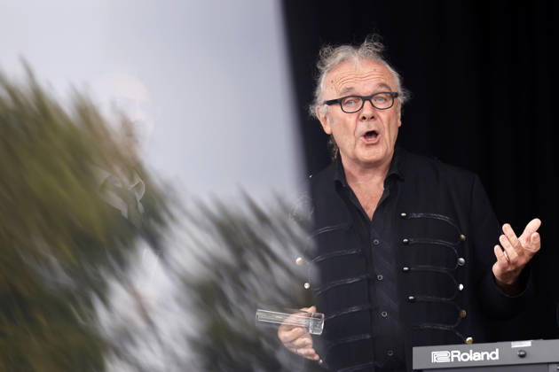 Sänger Ecki Pieper von der Kölner Musik-Comedy Band Köbes Underground, eine bekannte Musikgruppe im Kölner Karneval und Hausband der alternativen Kölner Karnevalsveranstaltung Stunksitzung , posiert auf der Bühne bei der Pressekonferenz zum Auftritt der Band am 04.09.2026 im Kölner Tanzbrunnen. Köln, 25.08.2026 NRW Deutschland Copyright: xChristophxHardtx