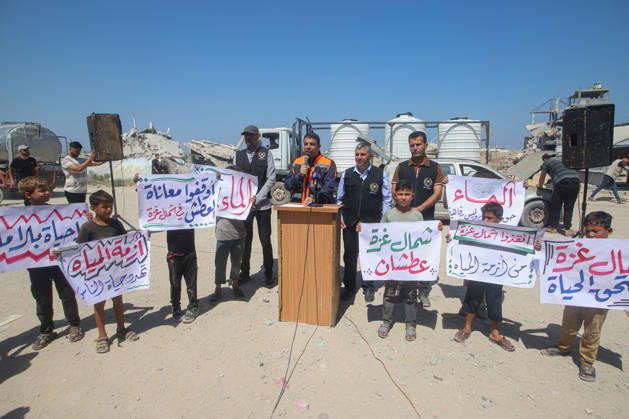 Protest Over the Worsening Water Crisis - Northern Gaza The municipalities of northern Gaza held a protest against the worsening water crisis across the northern Gaza Strip and the growing hardship it is causing for residents and displaced people, amid the disruption of numerous generators and water pumping stations. The municipalities called on the United Nations and the international community to intervene urgently and provide the fuel, oils and spare parts needed to restore water facilities and prevent the humanitarian crisis from worsening. August 25, 2026. Photo by Ramez Habboub ABACAPRESS.COM Gaza Palestine  Copyright: xHabboubxRamez ABACAx