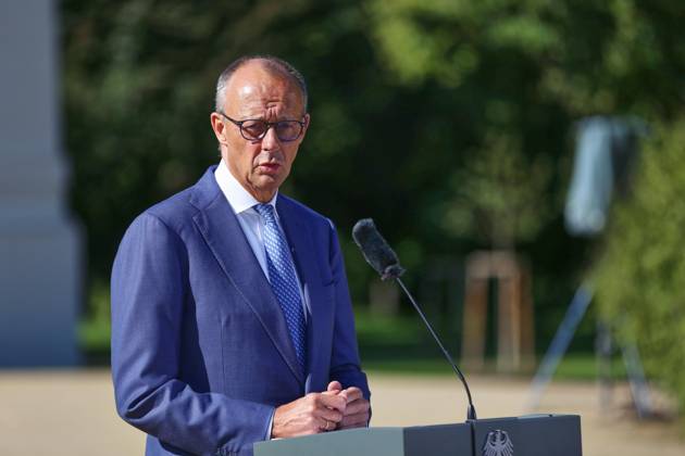 Neuhardenberg, Brandenburg, Deutschland, 25.08.2026: Schloss Neuhardenberg: Kabinettsklausur: Bundeskanzler Friedrich Merz (CDU) bei einem Statement Copyright: xdtsxNachrichtenagenturx dts_130933