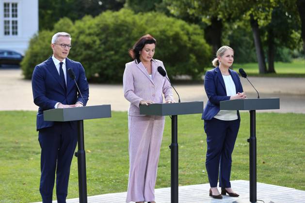 Neuhardenberg, Brandenburg, Deutschland, 25.08.2026: Schloss Neuhardenberg: Kabinettsklausur: Bundesminister für Digitales und Staatsmodernisierung Karsten Wildberger (CDU), Bundesministerin für Forschung, Technologie und Raumfahrt Dorothee Bär (CSU), Bundesministerin für Wohnen, Stadtentwicklung und Bauwesen Verena Hubertz (SPD) bei einer Pressekonferenz Copyright: xdtsxNachrichtenagenturx dts_130939
