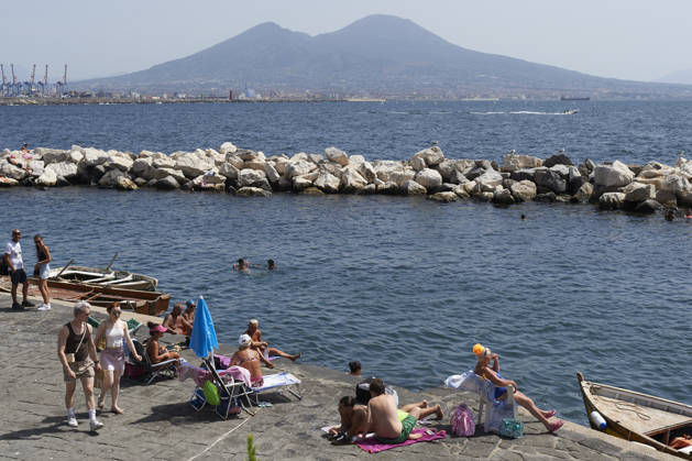 The fifth wave of the African heatwave in Naples NAPLES, ITALY - AUGUST 25: People sunbath and swim during the African heatwave in Naples on August 25, 2026. The fifth wave of the African heatwave is currently underway in Central-Southern Italy, with temperatures reaching 40-45 degrees. Eliano Imperato Anadolu Naples Italy. Editorial use only. Please get in touch for any other usage.  Copyright: x2026xAnadoluxElianoxImperatox