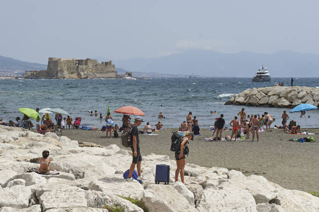 The fifth wave of the African heatwave in Naples NAPLES, ITALY - AUGUST 25: People sunbath and swim during the African heatwave in Naples on August 25, 2026. The fifth wave of the African heatwave is currently underway in Central-Southern Italy, with temperatures reaching 40-45 degrees. Eliano Imperato Anadolu Naples Italy. Editorial use only. Please get in touch for any other usage.  Copyright: x2026xAnadoluxElianoxImperatox