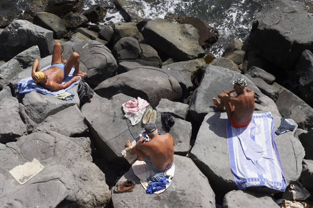 News Bilder des Tages The fifth wave of the African heatwave in Naples NAPLES, ITALY - AUGUST 25: People sunbath during the African heatwave in Naples on August 25, 2026. The fifth wave of the African heatwave is currently underway in Central-Southern Italy, with temperatures reaching 40-45 degrees. Eliano Imperato Anadolu Naples Italy. Editorial use only. Please get in touch for any other usage.  Copyright: x2026xAnadoluxElianoxImperatox