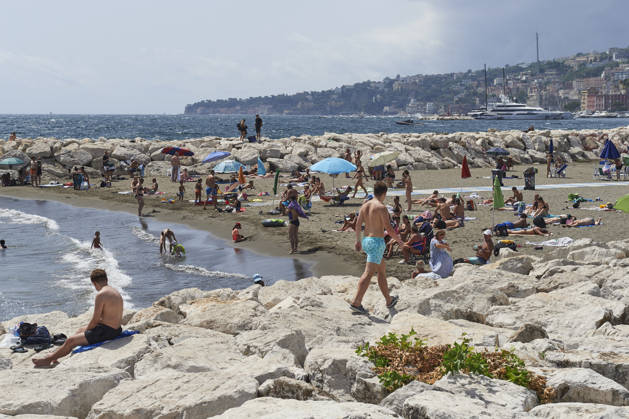 The fifth wave of the African heatwave in Naples NAPLES, ITALY - AUGUST 25: People sunbath and swim during the African heatwave in Naples on August 25, 2026. The fifth wave of the African heatwave is currently underway in Central-Southern Italy, with temperatures reaching 40-45 degrees. Eliano Imperato Anadolu Naples Italy. Editorial use only. Please get in touch for any other usage.  Copyright: x2026xAnadoluxElianoxImperatox