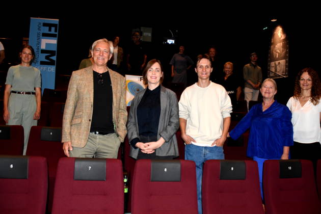 2.v.rechts Matthias Helwig Festivalleiter Pauline Roenneberg Regisseurin Kalter Hund Fabian Halbig Produzent -Liebliengsmenschen Ina Laux Co Kuratorin Reihe -Fragile Spacer -Bund Deutscher Architekten-innen Starnberg 25.08.2026 Kino Breitwand Starnberg 20.FSFF Fuenf Seen Filmvestival Pressekonferenz Foto Starnberg