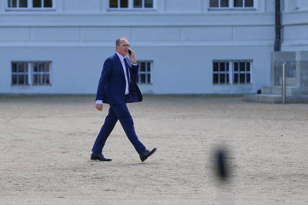 Neuhardenberg, Brandenburg, Deutschland, 25.08.2026: Schloss Neuhardenberg: Kabinettsklausur: Bundesminister des Innern Alexander Dobrindt (CSU) läuft mit einem Smartphone in der Hand über den Platz Copyright: xdtsxNachrichtenagenturx dts_130943