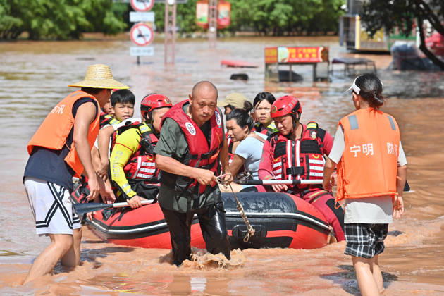 (260825) -- CHONGZUO, Aug. 25, 2026 -- Rescuers transfer stranded residents in Ningming County, Chongzuo City, south China s Guangxi Zhuang Autonomous Region, Aug. 25, 2026. Continuous heavy rainfalls caused by Typhoon Narra, the 19th typhoon of the year, have swept many areas in Ningming. Local authorities have fully engaged in rescue and relief efforts. As of 12:00 p.m. (Beijing Time) on Tuesday, 22,008 stranded civilians had been transferred. ) CHINA-GUANGXI-NINGMING-TYPHOON-STRANDED RESIDENTS-TRANSFER (CN) ZhouxHua