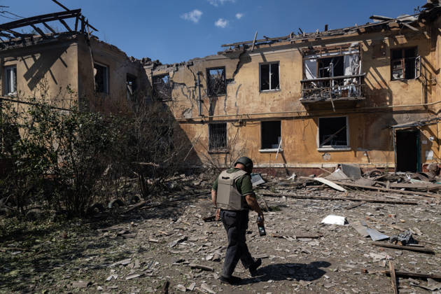 Aftermath of Russian attack on Ukraine s Kramatorsk KRAMATORSK, UKRAINE - AUGUST 25, 2026: A utility worker walks past a destroyed building following a Russian airstrike in Kramatorsk, Ukraine, on August 25, 2026. Francisco Richart Anadolu Kramatorsk Ukraine. Editorial use only. Please get in touch for any other usage.  Copyright: x2026xAnadoluxFranciscoxRichartx