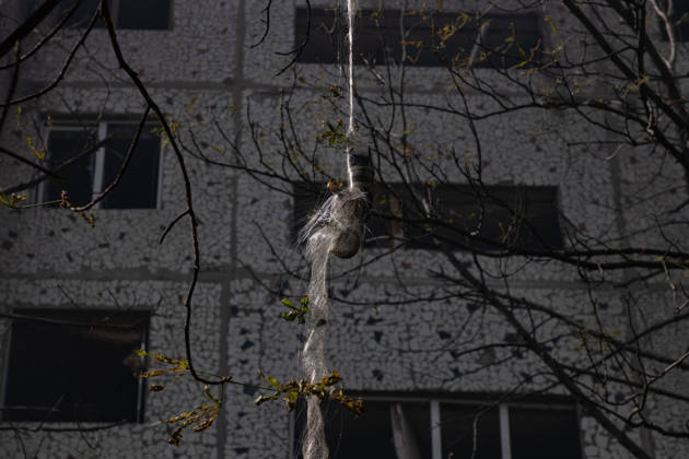 Aftermath of Russian attack on Ukraine s Kramatorsk KRAMATORSK, UKRAINE - AUGUST 25: A fiber-optic drone cable hangs from a tree in front of a damaged building following a Russian airstrike in Kramatorsk, Ukraine, on August 25, 2026. Francisco Richart Anadolu Kramatorsk Ukraine. Editorial use only. Please get in touch for any other usage.  Copyright: x2026xAnadoluxFranciscoxRichartx