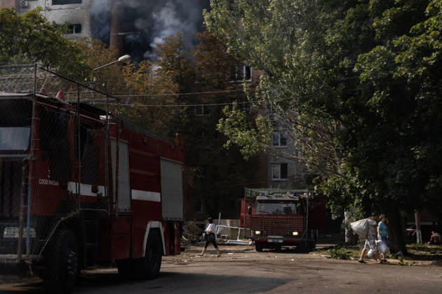 Aftermath of Russian attack on Ukraine s Kramatorsk KRAMATORSK, UKRAINE - AUGUST 25: Fire trucks stand beside a burning residential building as residents walk past with their belongings following a Russian airstrike in Kramatorsk, Ukraine, on August 25, 2026. Francisco Richart Anadolu Kramatorsk Ukraine. Editorial use only. Please get in touch for any other usage.  Copyright: x2026xAnadoluxFranciscoxRichartx