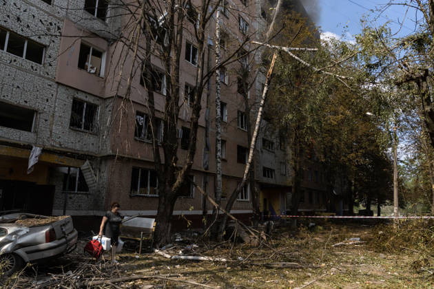 Aftermath of Russian attack on Ukraine s Kramatorsk KRAMATORSK, UKRAINE - AUGUST 25: A resident walks with their belongings through debris beside a burning building following a Russian airstrike in Kramatorsk, Ukraine, on August 25, 2026. Francisco Richart Anadolu Kramatorsk Ukraine. Editorial use only. Please get in touch for any other usage.  Copyright: x2026xAnadoluxFranciscoxRichartx