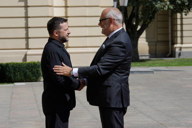 Ukrainian President Volodymyr Zelenskyy (L) shakes hands with Estonian President Alar Karis outside the Mariinskyi Palace ahead of their meeting, Kyiv, Ukraine, August 25, 2026. The leaders discussed security threats, particularly those anticipated in winter, and security cooperation within the Drone Deal framework. As reported, the Estonian President is in Ukraine on his final visit in office. (Photo by Marianna Kotyk Ukrinform) Meeting of Ukrainian, Estonian Presidents in Kyiv  Copyright: xMariannaxKotykx