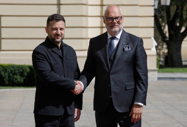 News Bilder des Tages Ukrainian President Volodymyr Zelenskyy (L) shakes hands with Estonian President Alar Karis outside the Mariinskyi Palace ahead of their meeting, Kyiv, Ukraine, August 25, 2026. The leaders discussed security threats, particularly those anticipated in winter, and security cooperation within the Drone Deal framework. As reported, the Estonian President is in Ukraine on his final visit in office. (Photo by Marianna Kotyk Ukrinform) Meeting of Ukrainian, Estonian Presidents in Kyiv  Copyright: xMariannaxKotykx