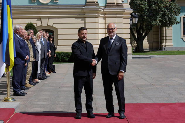 Meeting of Ukrainian, Estonian Presidents in Kyiv Ukrainian President Volodymyr Zelenskyy (L) shakes hands with Estonian President Alar Karis outside the Mariinskyi Palace ahead of their meeting, Kyiv, Ukraine, August 25, 2026. The leaders discussed security threats, particularly those anticipated in winter, and security cooperation within the Drone Deal framework. As reported, the Estonian President is in Ukraine on his final visit in office., Credit:Marianna Kotyk Ukrinform Avalon Ukraine, Kyiv Copyright: xMariannaxKotykx xUkrinformx xAvalonx 1128437928