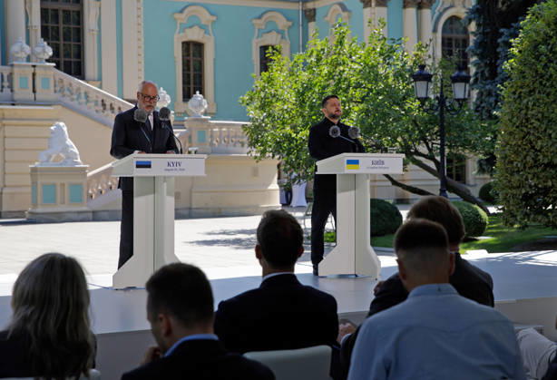 Meeting of Ukrainian, Estonian Presidents in Kyiv Ukrainian President Volodymyr Zelenskyy (R) and Estonian President Alar Karis hold a joint news conference outside the Mariinskyi Palace following their meeting, Kyiv, Ukraine, August 25, 2026. The leaders discussed security threats, particularly those anticipated in winter, and security cooperation within the Drone Deal framework. As reported, the Estonian President is in Ukraine on his final visit in office., Credit:Marianna Kotyk Ukrinform Avalon Ukraine, Kyiv Copyright: xMariannaxKotykx xUkrinformx xAvalonx 1128437935
