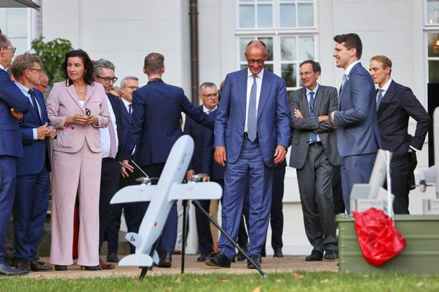 Neuhardenberg, Brandenburg, Deutschland, 25.08.2026: Schloss Neuhardenberg: Kabinettsklausur: Bundeskanzler Friedrich Merz (CDU) und weitere Mitglieder der Bundesregierung bekommen Drohnen-Technik vorgeführt. Copyright: xdtsxNachrichtenagenturx dts_131064